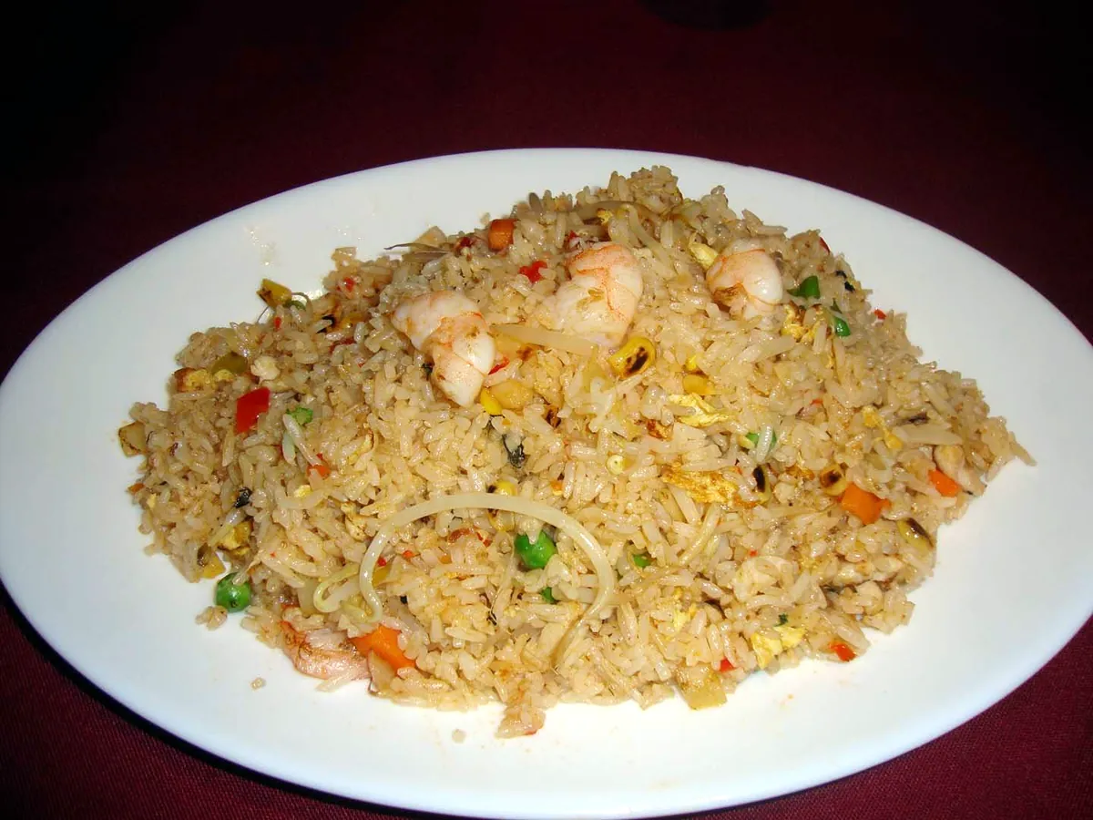 Riz frit aux crevettes servi dans une assiette — formule à volonté du Phoenix Oriental