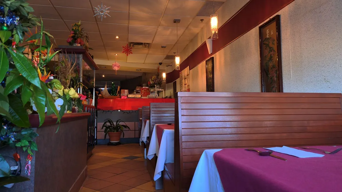 Salle à manger du Phoenix Oriental préparée pour le service